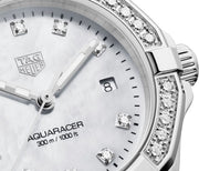 Orologio TAG Heuer Aquaracer con quadrante madreperla e lunetta incastonata di diamanti