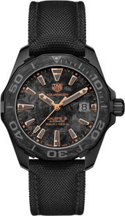Orologio TAG Heuer Aquaracer nero con quadrante carbonio, lunetta girevole e cinturino in nylon