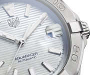 Quadrante bianco madreperla con indici e lancette, scritta Aquaracer Automatic