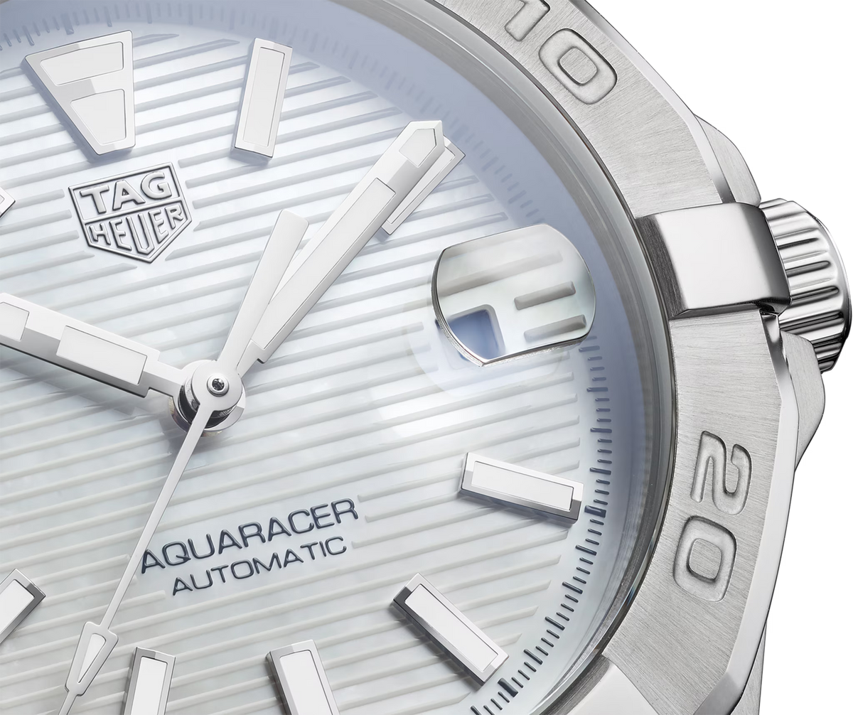 Quadrante bianco madreperla con indici e lancette, scritta Aquaracer Automatic