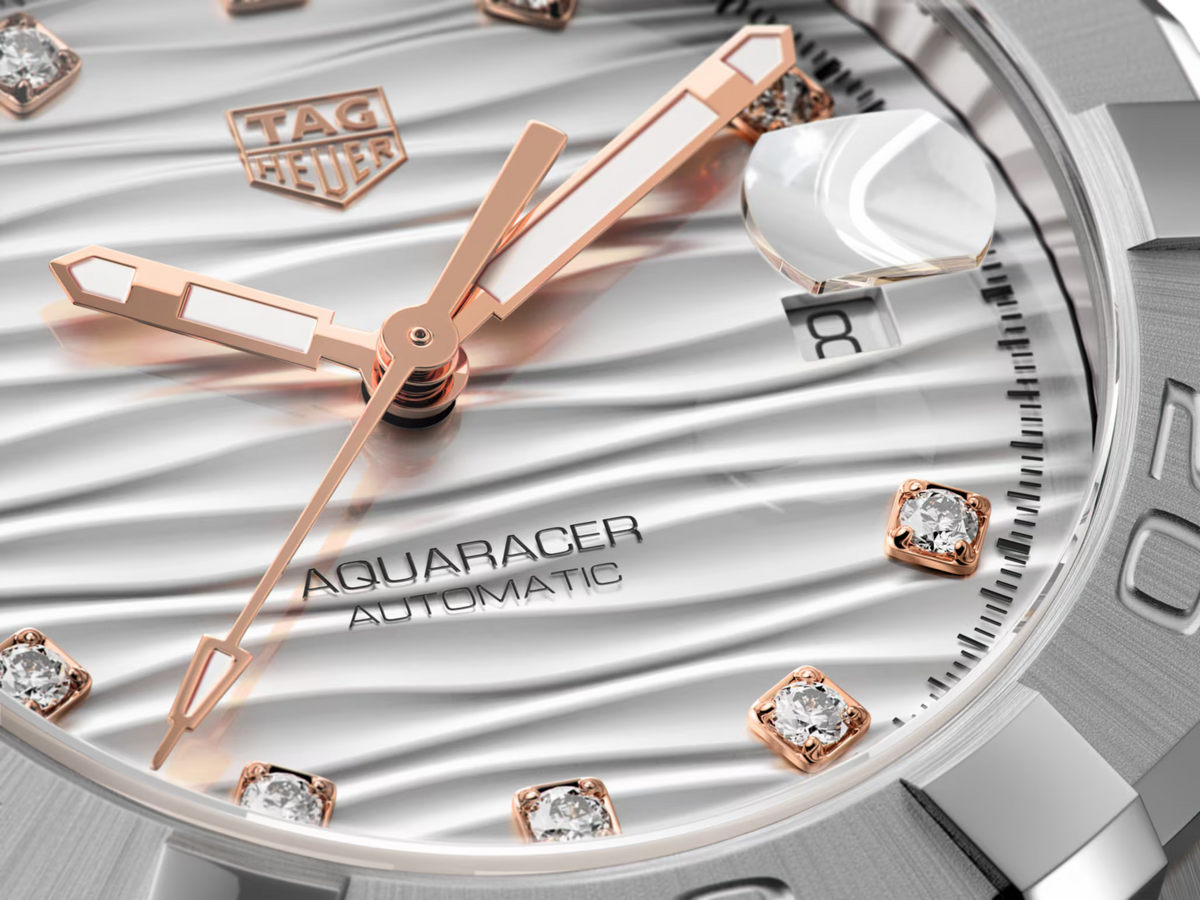 Quadrante TAG Heuer Aquaracer con indici e lancette oro rosa e motivo a raggi