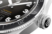 Dettaglio lunetta in ceramica nera e corona dell’orologio TAG Heuer con indici luminosi