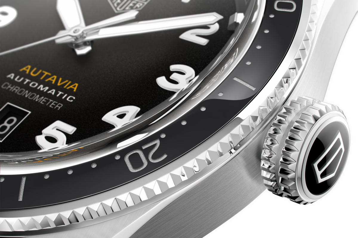 Dettaglio lunetta in ceramica nera e corona dell’orologio TAG Heuer con indici luminosi