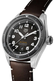 Orologio TAG Heuer con quadrante nero, lunetta girevole e cinturino in pelle marrone