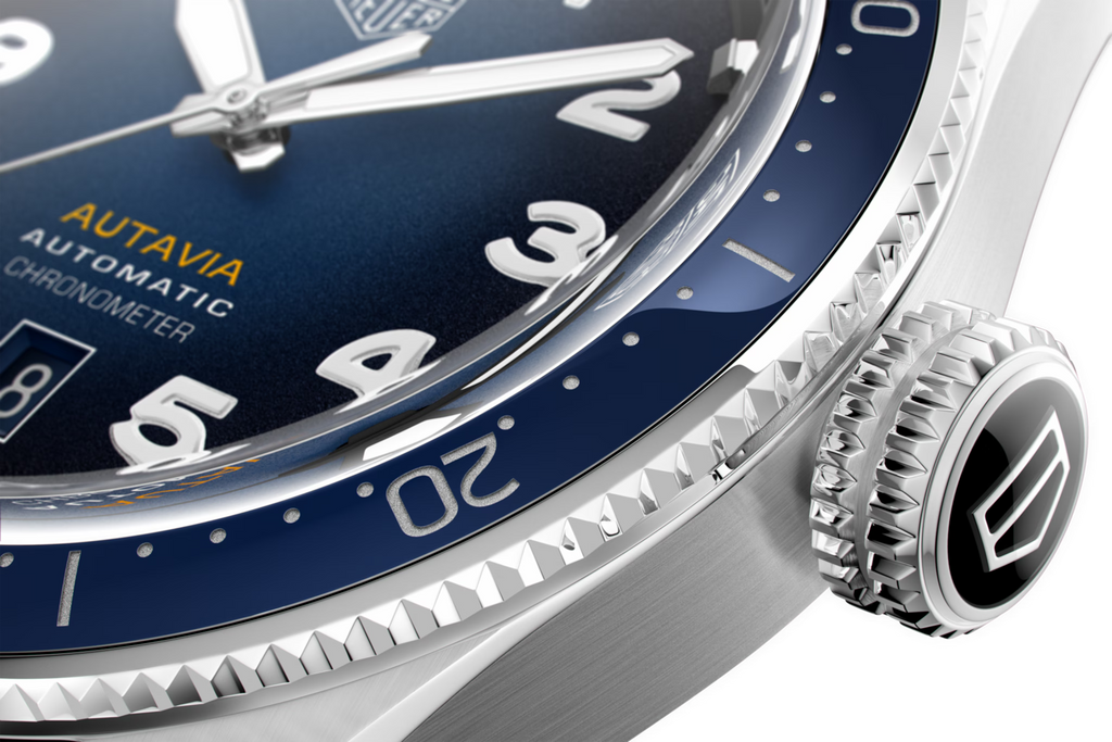 Orologio TAG Heuer Autavia con ghiera dentellata blu e corona laterale