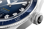Orologio TAG Heuer Autavia con ghiera dentellata blu e corona laterale