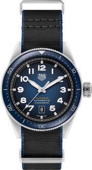 Orologio TAG Heuer Autavia con quadrante blu fumé e cinturino blu in tessuto