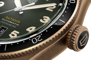 Orologio TAG Heuer: ghiera zigrinata in bronzo e quadrante verde fumé in primo piano