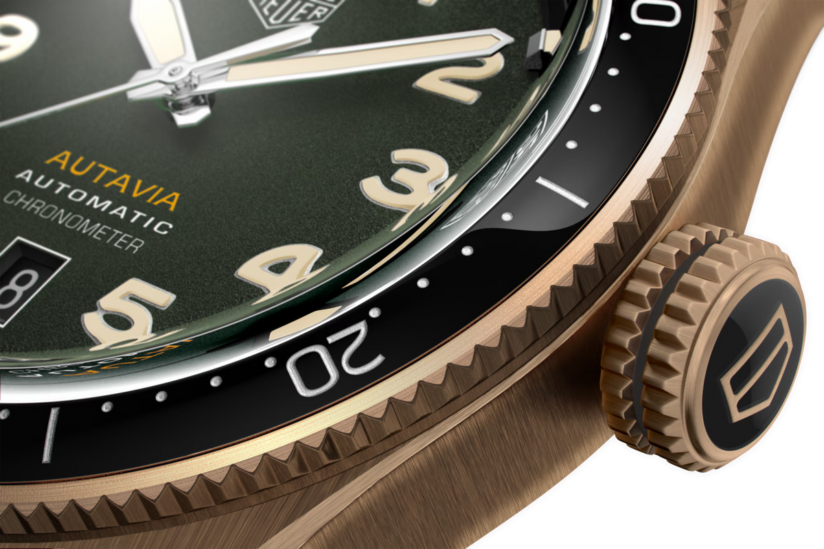 Orologio TAG Heuer: ghiera zigrinata in bronzo e quadrante verde fumé in primo piano