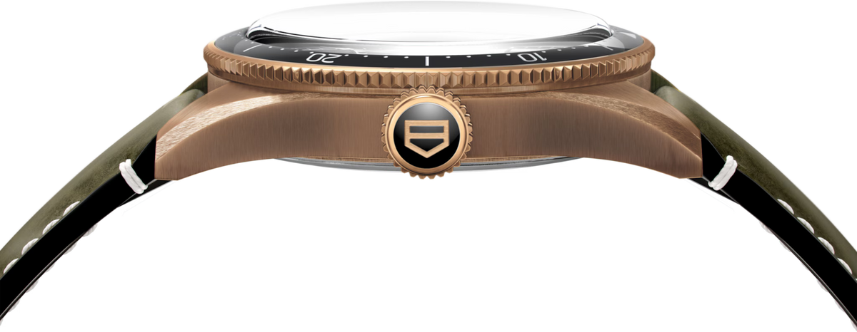Orologio TAG Heuer: profilo in bronzo con corona e lunetta girevole in dettaglio