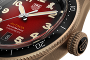 Orologio TAG Heuer: quadrante rosso soleil con indici dorati e lunetta nera