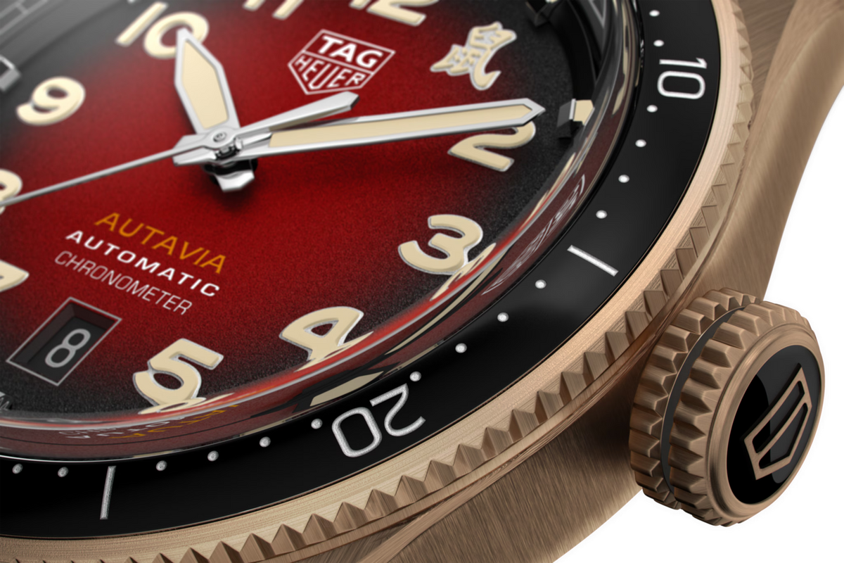 Orologio TAG Heuer: quadrante rosso soleil con indici dorati e lunetta nera