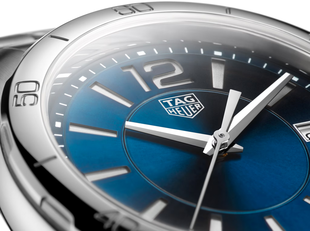 Orologio TAG Heuer con quadrante blu e indici argento, logo TAG Heuer al centro