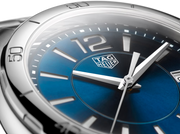 Orologio TAG Heuer con quadrante blu e indici argento, logo TAG Heuer al centro