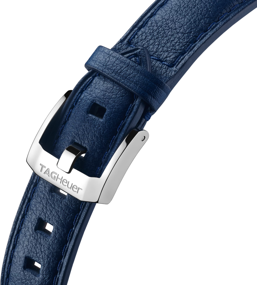 Cinturino in pelle blu con fibbia lucida e logo TAG Heuer su orologio da donna.
