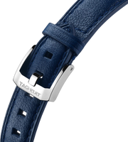 Cinturino in pelle blu con fibbia lucida e logo TAG Heuer su orologio da donna.