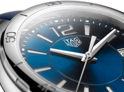 Primo piano orologio TAG Heuer: quadrante blu con lancette bianche e indici numerici.