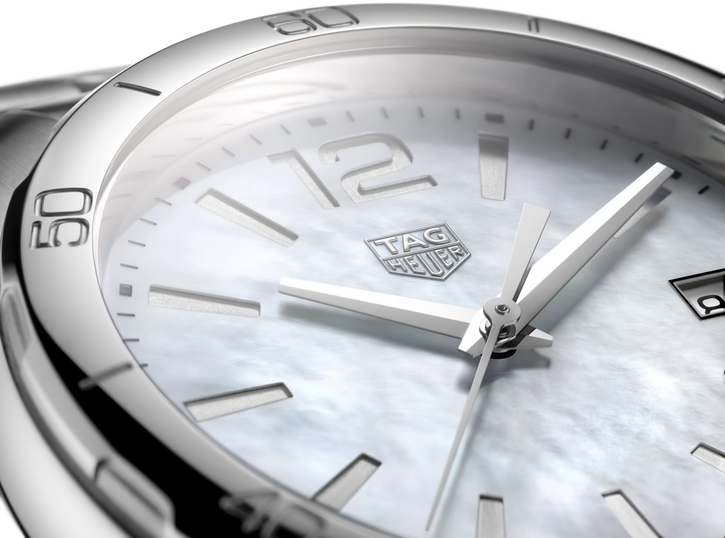 Orologio da polso quadrante madreperla bianca con logo TAG Heuer e indici a bastone