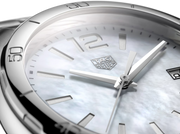 Orologio da polso quadrante madreperla bianca con logo TAG Heuer e indici a bastone