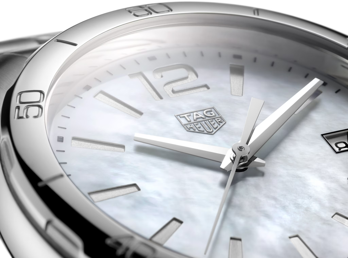 Orologio da polso quadrante madreperla bianca con logo TAG Heuer e indici a bastone