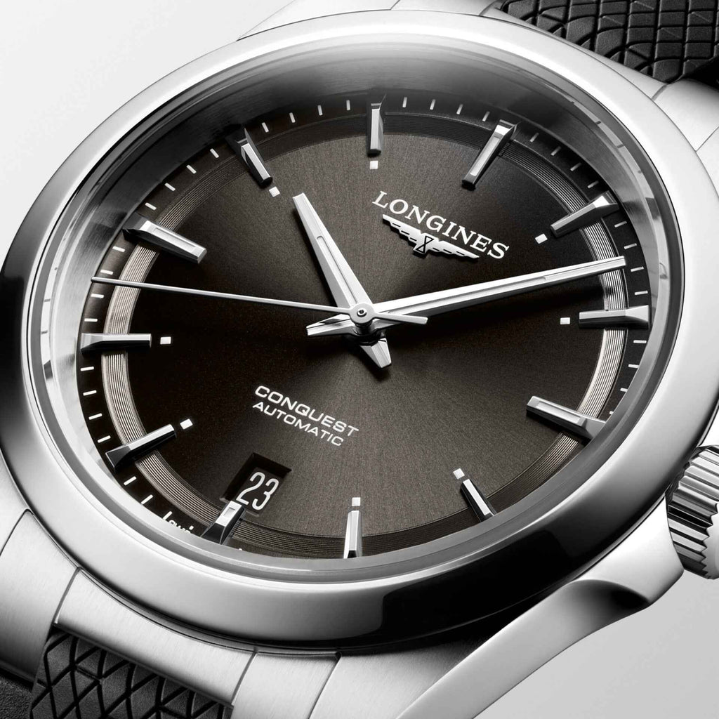 Quadrante nero dell’orologio automatico con lancette e indici luminosi, data 23