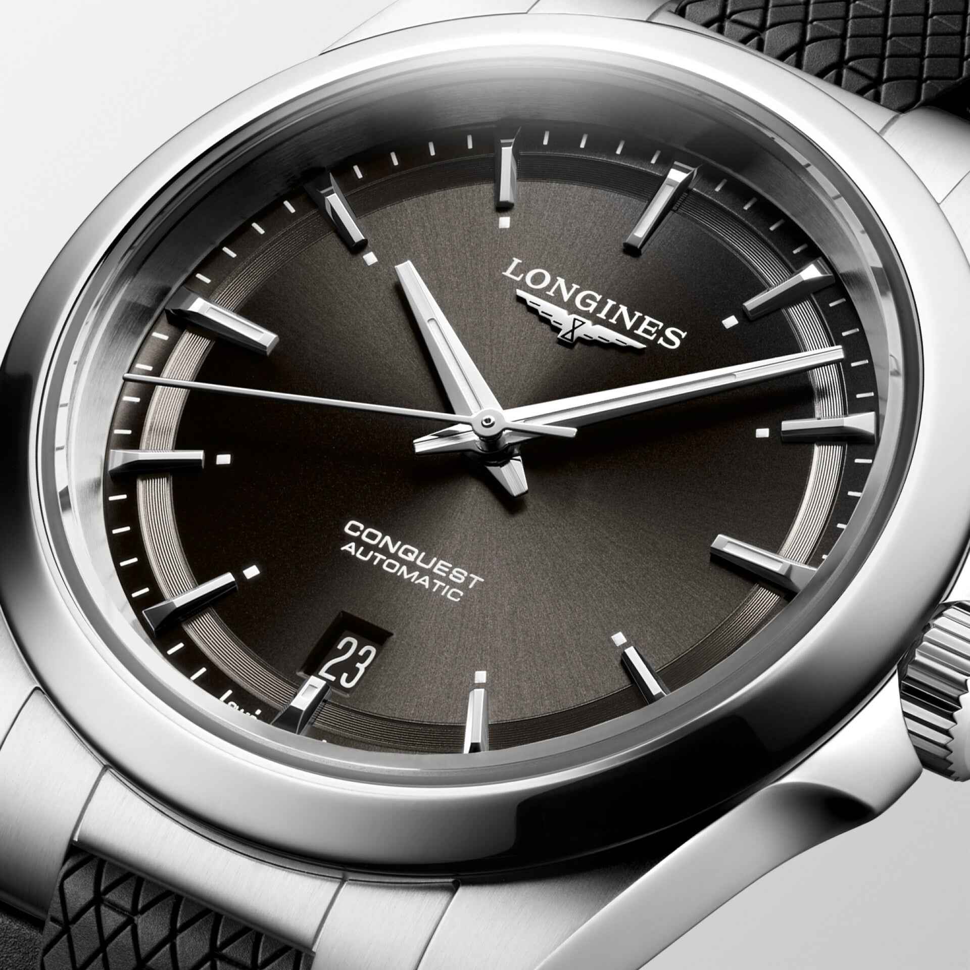 Quadrante nero dell’orologio automatico con lancette e indici luminosi, data 23