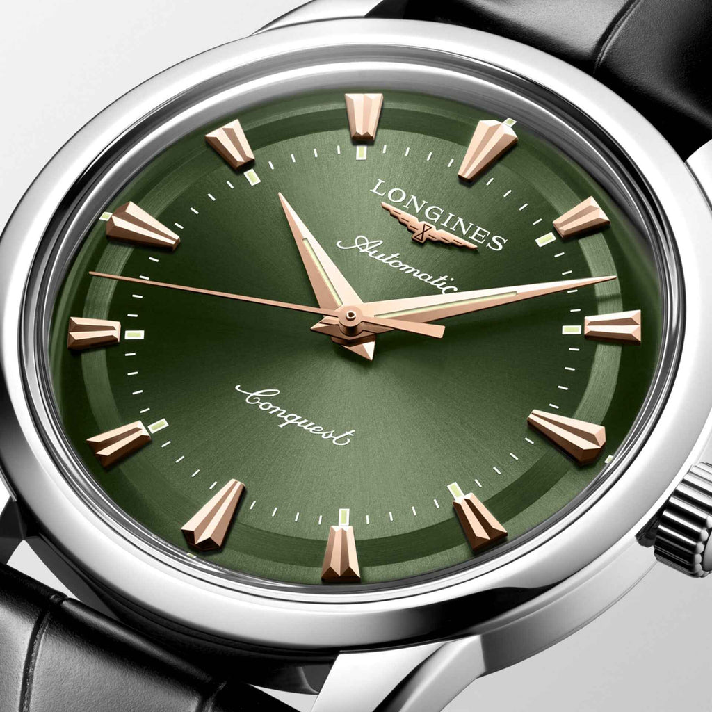 Orologio automatico con quadrante verde, indici dorati, lancette e logo Longines visibili