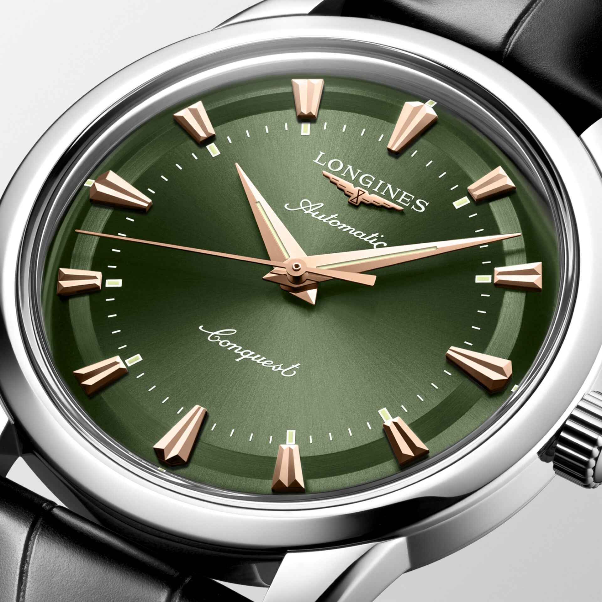 Orologio automatico con quadrante verde, indici dorati, lancette e logo Longines visibili