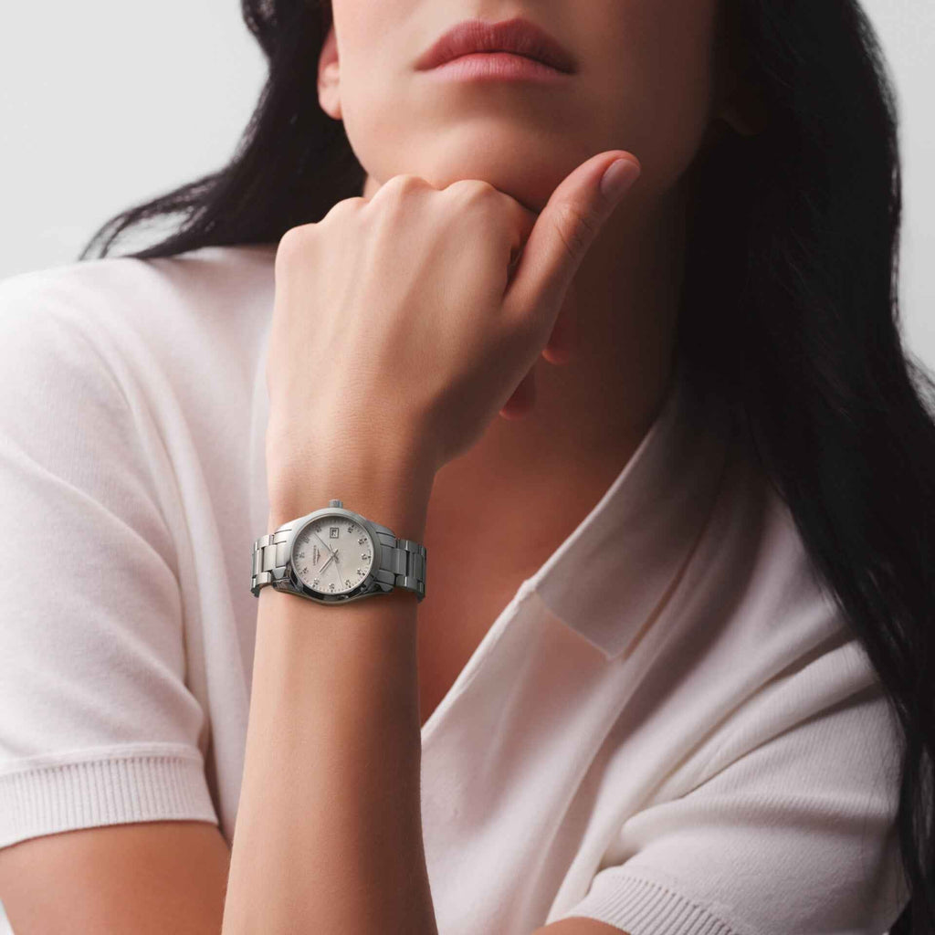 Orologio Longines Conquest Classic al polso, acciaio e quadrante madreperla con diamanti