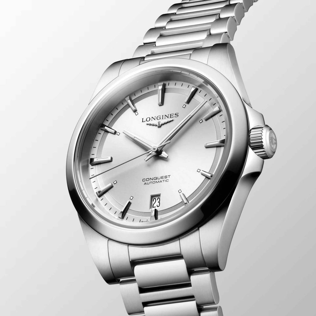 Orologio Longines Conquest 38mm con quadrante bianco, corona zigrinata e bracciale in acciaio