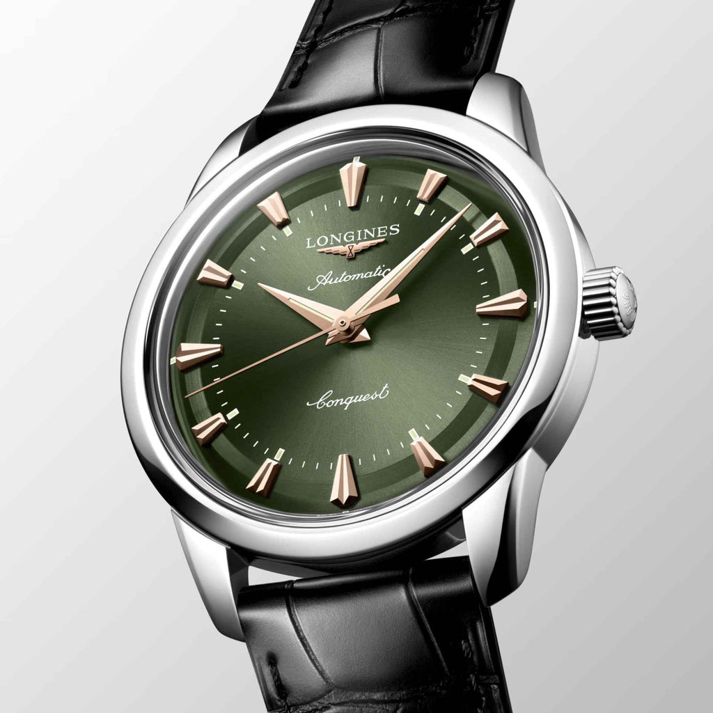 Orologio da polso con cassa in acciaio lucido, quadrante verde e cinturino in pelle nera