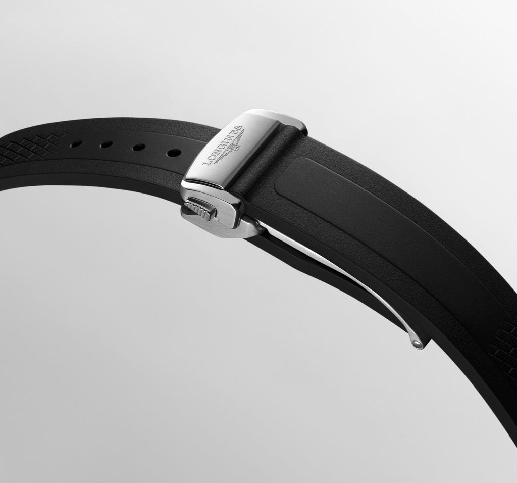 Cinturino in silicone nero con fibbia in acciaio e logo sul fermaglio