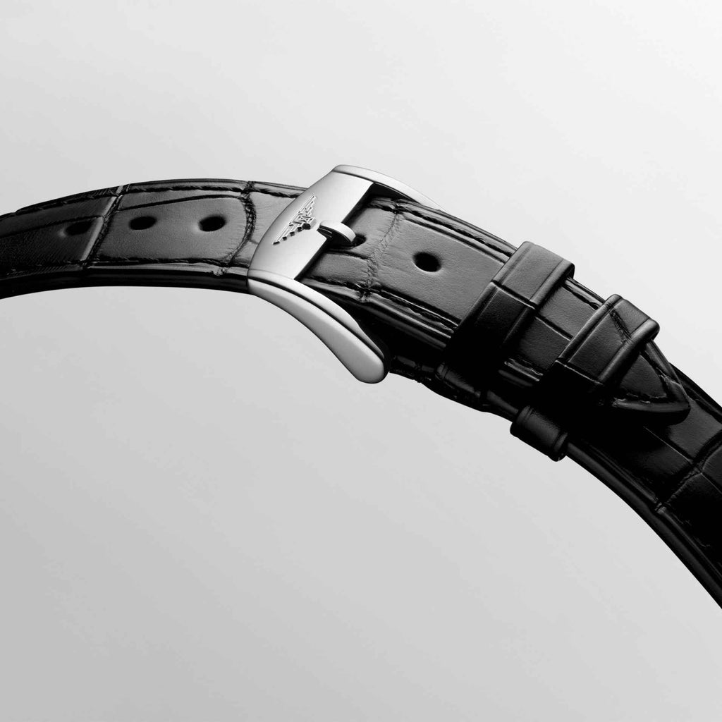Cassa e fibbia dell’orologio con cinturino in pelle nera e chiusura ad ardiglione