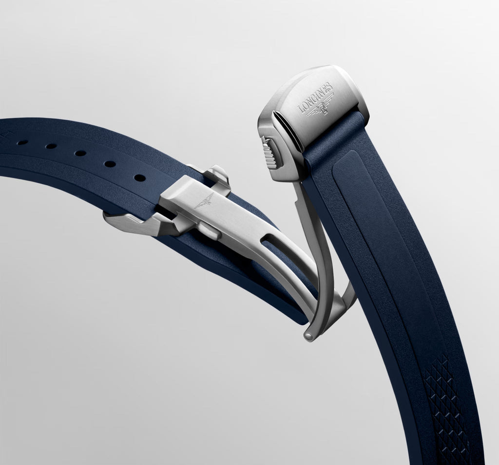 Anse e fibbia dell’orologio Longines Conquest su cinturino blu in silicone