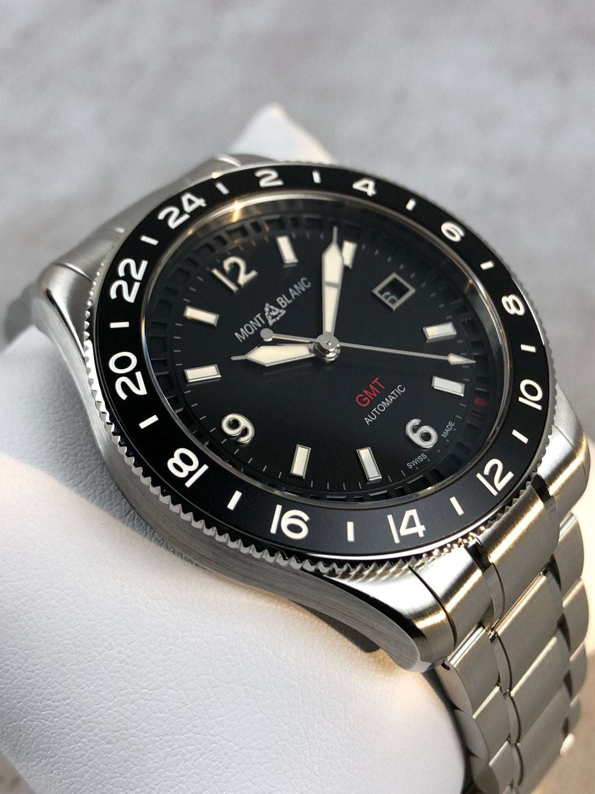 Orologio GMT Montblanc con quadrante nero e cinturino in acciaio, vista inclinata