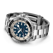 Orologio subacqueo Breitling con quadrante blu, lunetta nera e bracciale in acciaio