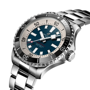 Orologio subacqueo Breitling, primo piano quadrante blu e lunetta nera con scala