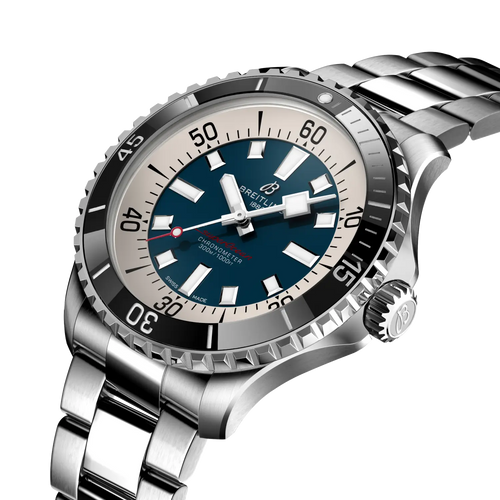 Orologio subacqueo Breitling, primo piano quadrante blu e lunetta nera con scala