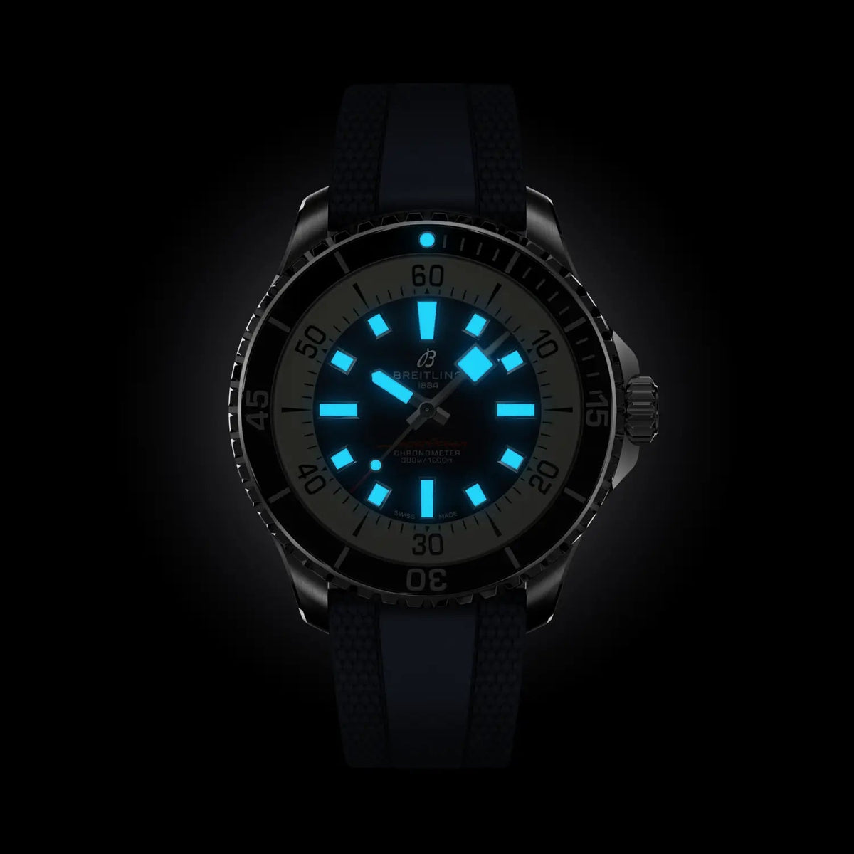 Orologio Breitling subacqueo con quadrante blu luminescente e cinturino scuro