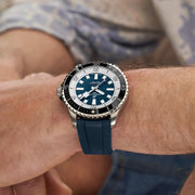 Orologio Breitling subacqueo al polso con quadrante blu e cinturino blu in caucciù