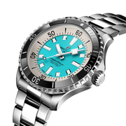 Orologio Breitling Superocean con quadrante turchese e bracciale in acciaio, angolo
