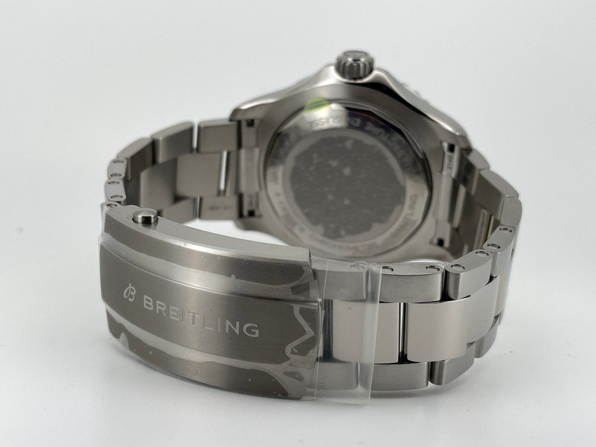 Orologio subacqueo in titanio con cinturino a maglie e fondello in vista
