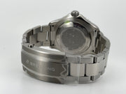 Orologio Breitling Avenger visto dal lato posteriore, bracciale in acciaio e chiusura