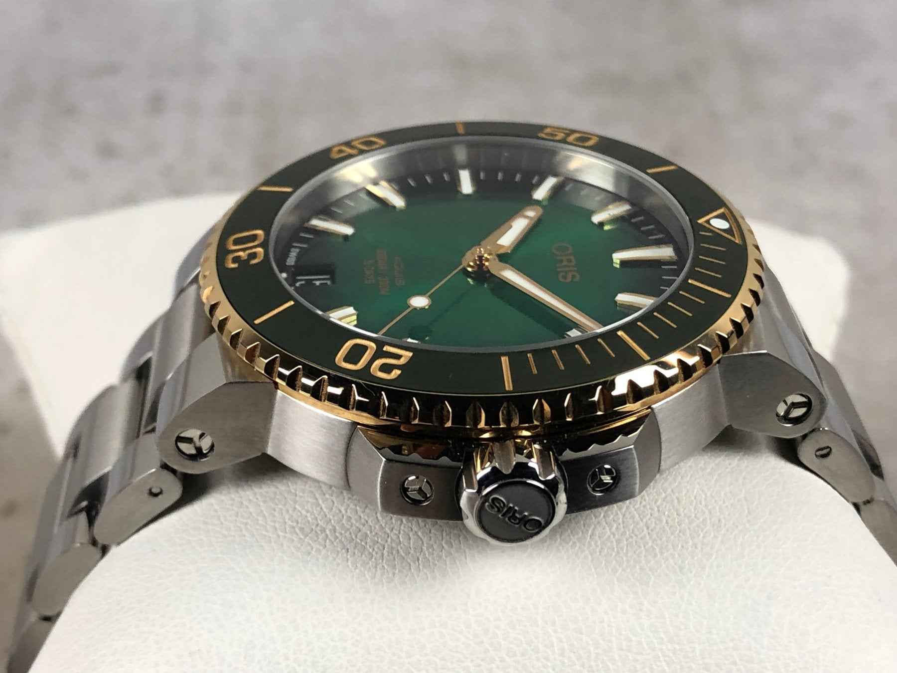 Orologio subacqueo ORIS con quadrante verde e ghiera oro, dettagli dei pulsanti