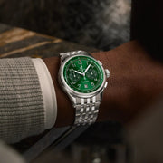 Orologio Breitling Premier B01 al polso con quadrante verde e bracciale in acciaio