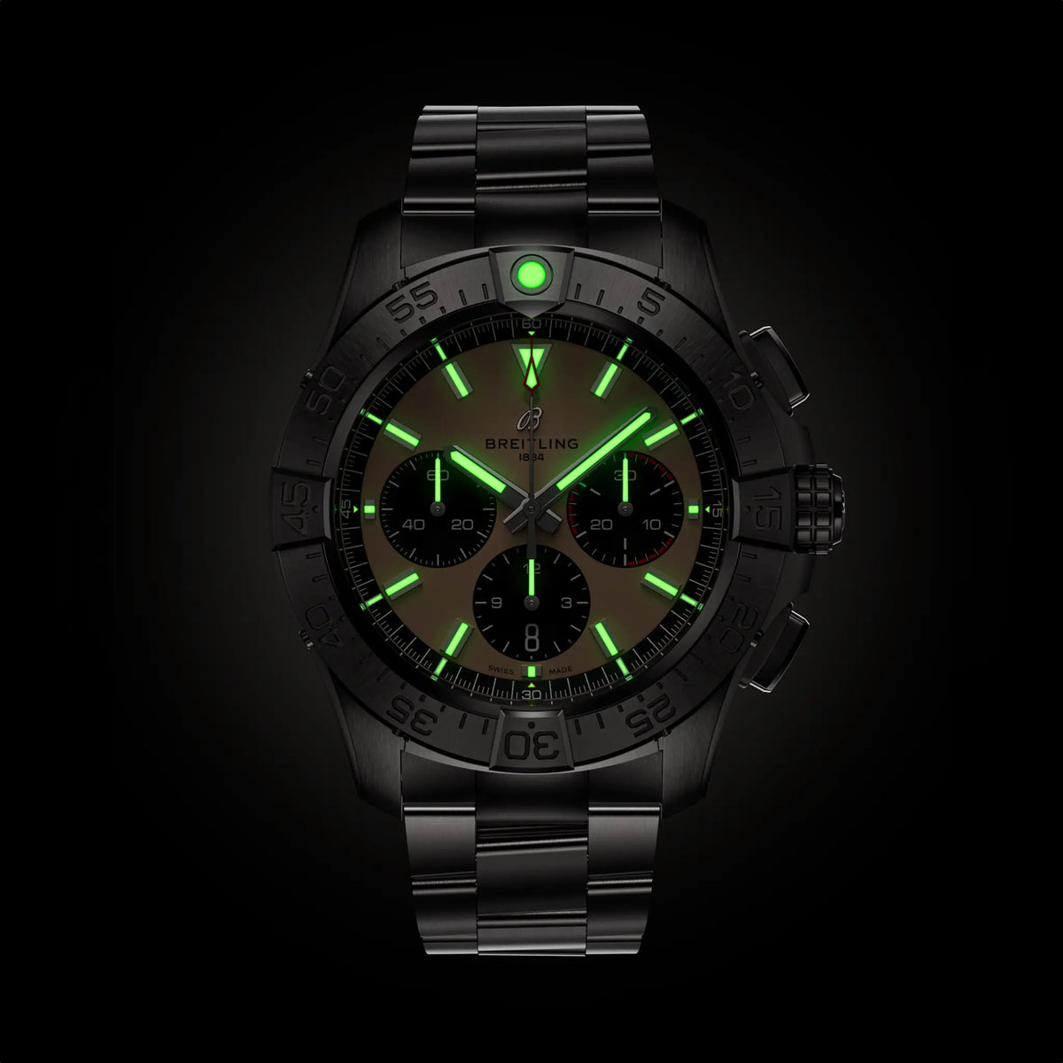 Orologio Breitling Avenger nero con quadranti verdi luminescenti, cronografo in acciaio