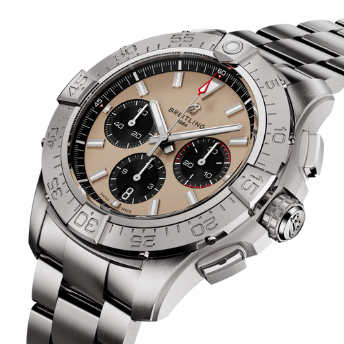 Orologio Breitling Avenger con quadrante sabbia, contatori neri e cassa in acciaio lucido