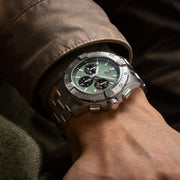 Orologio Breitling al polso con quadrante verde e bracciale in acciaio, cronografo