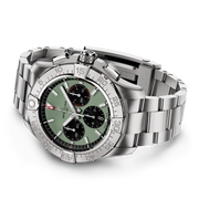 Orologio Breitling con quadrante verde e bracciale in acciaio, vista laterale della cassa