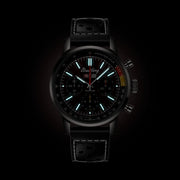 Orologio cronografo con quadrante scuro, indici luminosi e cinturino nero